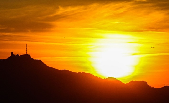 '신축년(辛丑年)' 마지막 날인 31일 오후 서울 송파구 롯데월드타워 서울스카이에서 올해의 마지막 해가 저물고 있다.