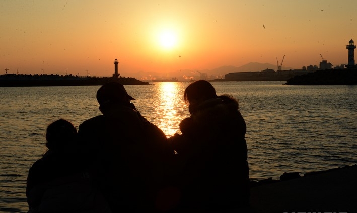 임인년(壬寅年) 한해가 저물어가고 있다. 황금빛 태양은 어둠을 밀어내고 새 희망을 품은 대지를 밝게 비추고 있는 산업수도 울산도 올 한해 어려웠던 경제, 안개 낀 정국 등에서 하루빨리 벗어나 계묘년 새해엔 ‘재도약하는 울산'이 되길 기원한다. 지난달 30일 오후 울산 동구 슬도 등대에서 시민들이 2022년 임인년 한해를 마무리하는 일몰을 감상하고 있다.