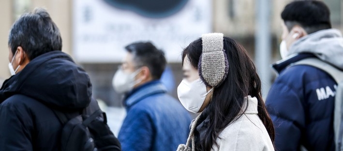 추운 날씨가 이어지고 있는 지난 28일 오전 서울 종로구 광화문네거리에서 귀마개를 한 시민이 이동하고 있다.