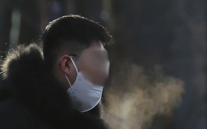 29일 오전 서울 중구 을지로에서 시민들이 아침 최저기온 영하 8도의 강추위에 출근하고 있다.