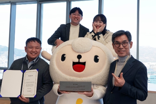 CJ대한통운 직원들이 CJ나눔재단으로부터 ‘감사패’와 ‘후원증서’를 전달받고 기념사진촬영을 하고있다. / 사진 제공 : CJ대한통운