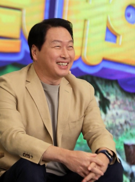 최태원 SK그룹 회장이 지난 1일 전체 구성원들에게 이메일로 신년 인사를 보냈다고 SK그룹은 2일 밝혔다. 사진은 지난해 8월 25일 최태원 SK 회장이 ‘SK의 ESG : 스토리를 넘어 실천으로’를 주제로 열린 ‘이천포럼 2022’ 마무리 세션에서 “기업가치에 영향을 주는 이해관계자와의 신뢰와 이를 기반으로 한 네트워크를 키워나가야 한다”고 강조한 뒤 임직원들과 ESG 경영을 강화하는 방안에 대해 이야기를 나누고 있는 모습. (사진 = SK 제공)