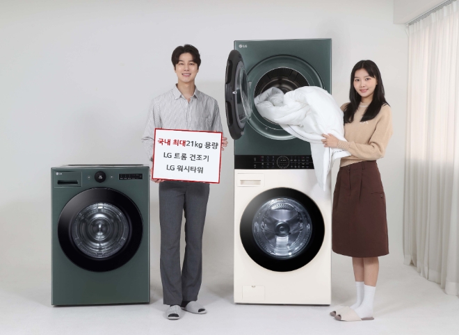 LG전자는 많은 양의 빨래와 부피가 큰 이불을 한 번에 건조할 수 있는 국내 최대 용량의 LG 트롬 건조기와 트롬 워시타워를 이달 중 출시한다고 2일 밝혔다. 모델들이 트롬 건조기(사진 왼쪽)와 원바디 세탁건조기 워시타워 신제품을 소개하고 있다.