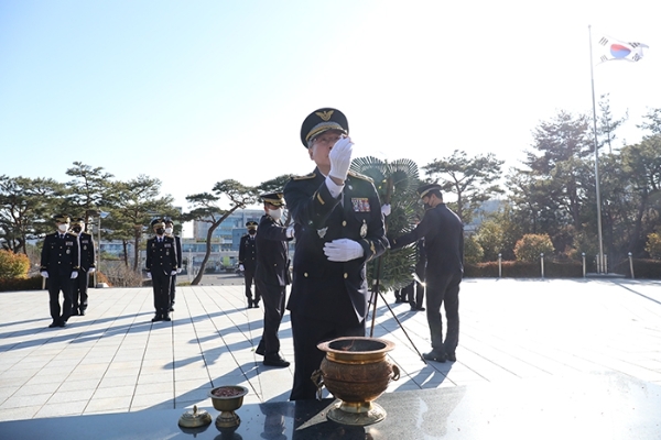 김종욱 서해지방해양경찰청장이 2일 목포시 부흥산 현충탑에서 분향을 하고 있다 (사진제공 = 서해지방해양경찰청)