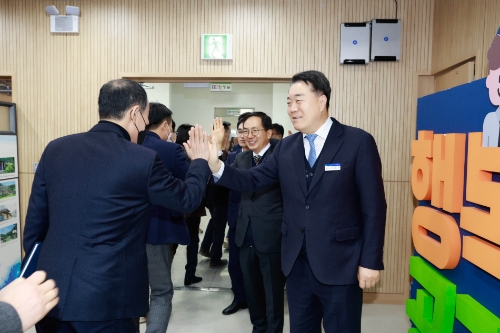 시무식 종료 후 직원과 손바닥을 마주치며 새해 인사를 나누는 구복규 군수의 모습 (사진제공 = 화순군)