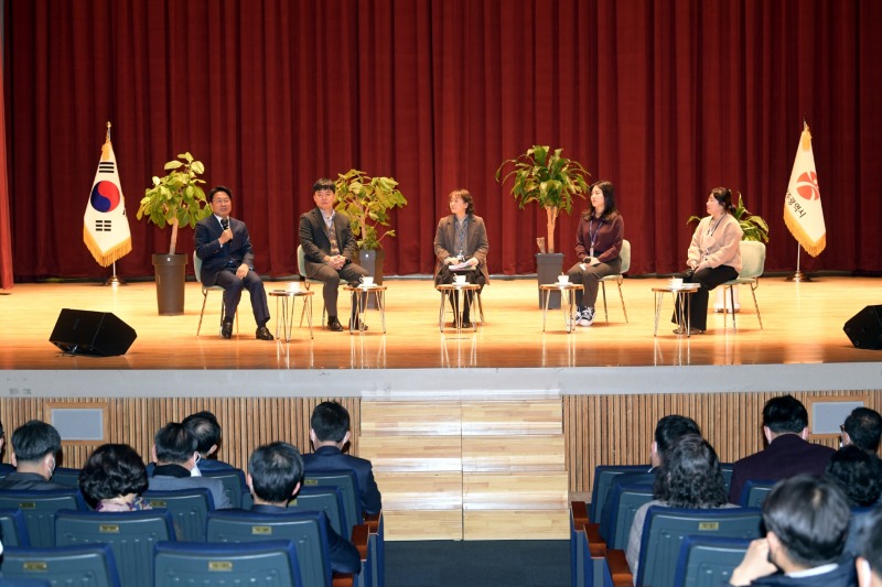 강기정 광주광역시장이 2일 오전 시청 대회의실에서 열린 시무식에 참석해 직원들과 새해인사를 한 후 덕담 토크를 하고 있다 (사진제공 = 광주광역시)