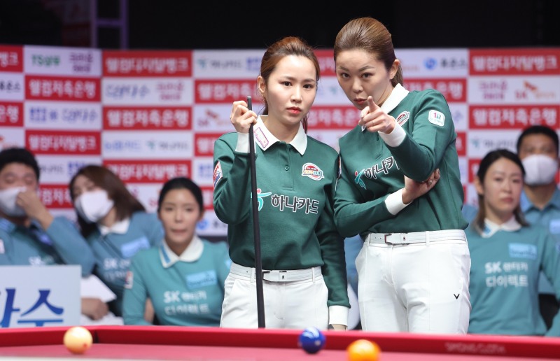 승리를 위해 서로 가르쳐주는 사이지만...4강전에서 만난 김진아(왼쪽)와 김가영(사진=PBA)