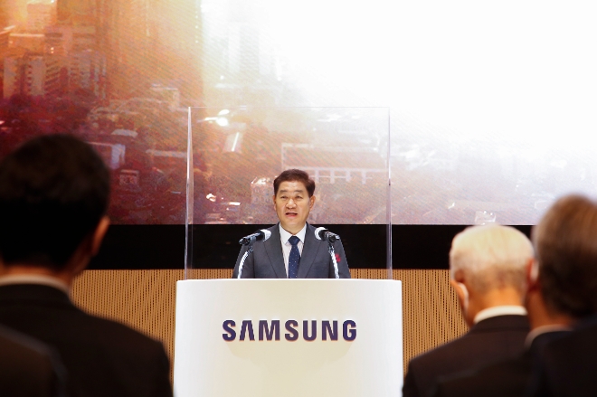 삼성전자는 지난 2일 오전 수원 ‘삼성 디지털 시티’에서 ‘2023년 시무식’을 개최했다고 3일 밝혔다. 시무식에는 한종희 대표이사 부회장과 경계현 대표이사 사장을 비롯한 주요 경영진과 임직원 등 150여명이 참석했다. 사진은 한 부회장이 2023년 시무식에서 신년사를 밝히고 있는 모습. (사진 = 삼성전자 제공)