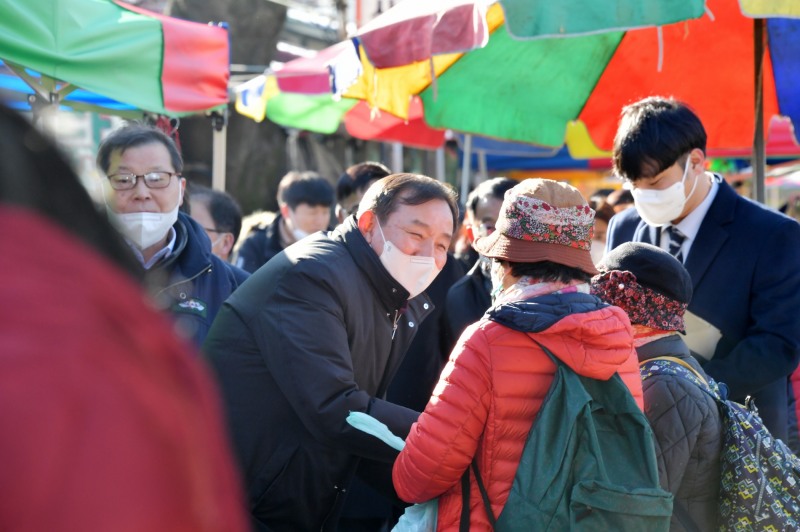 이병노 담양군수가 담양 전통시장을 찾아 군민들에게 인사를 하고 있다 (사진제공 = 담양군)