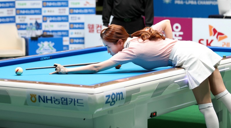 스커트 패션의 김진아(사진=PBA)