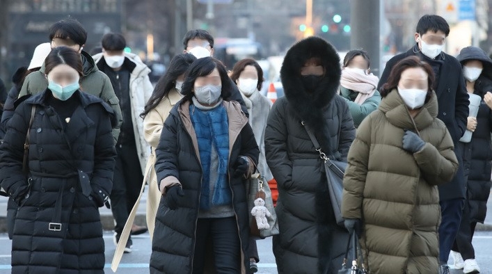 29일 오전 서울 광화문 네거리에서 시민들이 아침 최저기온 영하 8도의 강추위에 두꺼운 옷차림을 하고 출근길 발걸음을 재촉하고 있다.