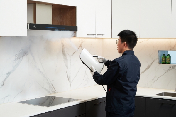 SK매직의 방문관리 서비스를 담당하는 MC(Magic Care)가 주방후드 케어 서비스를 진행하는 모습