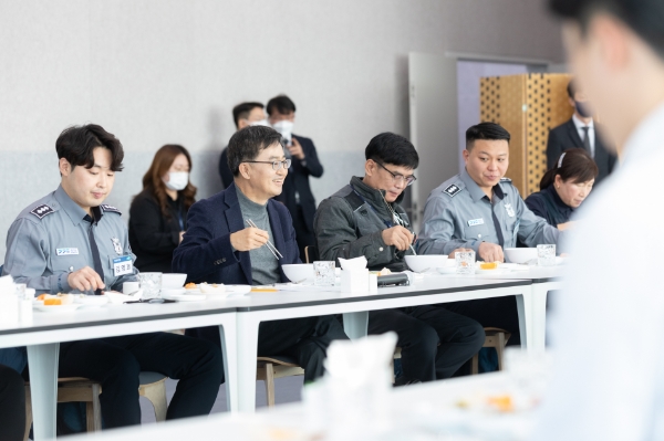 청내 현장 근무직원 격려 오찬 간담회 / 사진 제공 : 경기도