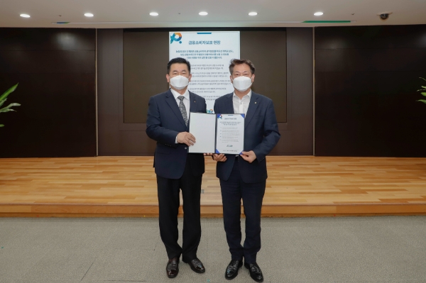 농협상호금융은 3일 서울시 중구 농협중앙회 본관에서 「금융소비자보호 헌장」을 선포하고 소비자보호에 앞장설 것을 결의했다. 조소행 상호금융대표(왼쪽)가 직원 대표로부터 헌장 낭독을 받고 있다. / 사진 제공 : 농협