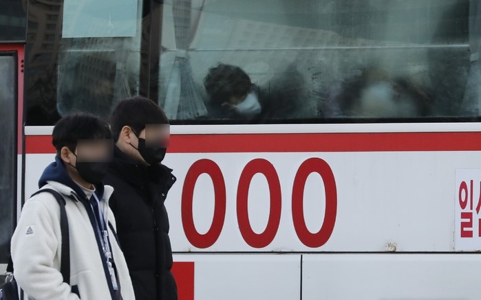 서울 아침 기온이 영하 6도를 기록하며 추운 날씨를 보인 지난 2일 서울 광화문광장에서 직장인들이 출근하고 있다.