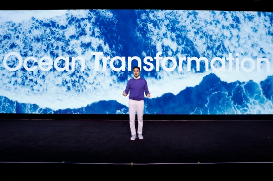 지난 4일 ‘CES 2023’이 열리는 미국 라스베이거스에서 개최된 HD현대 프레스컨퍼런스에서 HD현대 정기선 대표가 그룹의 비전인 ‘바다 대전환(Ocean Transformation)’을 소개하고 있다.