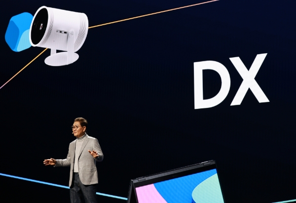 세계 최대 가전·IT(정보기술) 박람회 CES 2023 미디어데이 이틀째인 4일(현지시간) 미국 네바다주 라스베이거스 만달레이 베이 컨벤션센터에서 열린 삼성전자 프레스 콘퍼런스에서 한종희 삼성전자 디바이스경험(DX)부문장(부회장)이 여는 말을 하고 있다. / 연합뉴스