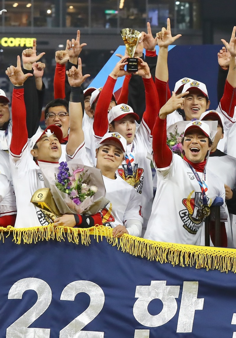 추신수가 음지에서 선수단 지원을 해 준 관계자들에게 새해 감사 인사로 5000만원 상당 상품권을 전달했다.