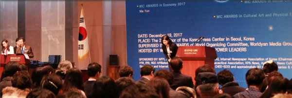 세계청년리더총연맹 이산하 총재가 인사를 하고 있다. / 사진 제공 : 세계총연맹