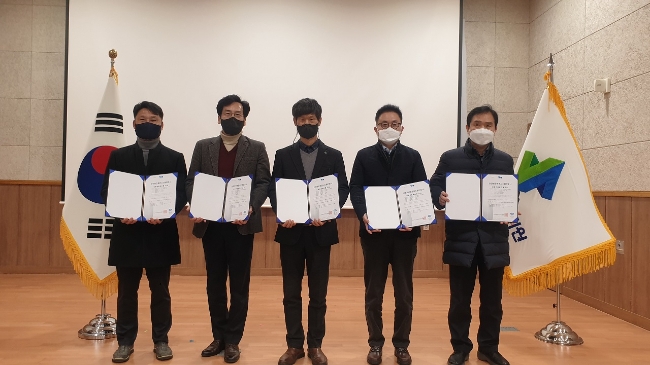 국토안전관리원 5개 지사장들이 안전보건경영시스템 인증서를 들고 기념촬영을 하고 있다.