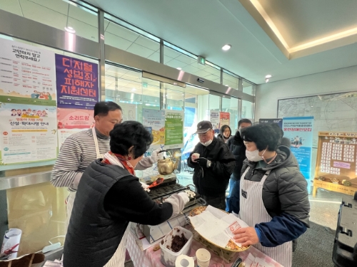 지난 4일 열린 '하하호호 나눔 붕어빵' 봉사활동 모습 (사진제공 = 군산시)