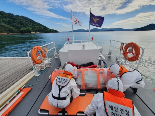 여수해경 연안구조정이 응급환자를 이송중에 있다 (사진제공 = 여수해양경찰서)