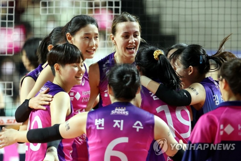 (인천=연합뉴스) 5일 인천 삼산월드체육관에서 열린 여자프로배구 흥국생명 핑크스파이더스와 GS칼텍스 KIXX 배구단의 경기. 세트스코어 3-2로 승리한 흥국생명 선수들이 환호하고 있다.