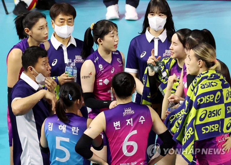 (인천=연합뉴스) 5일 인천 삼산월드체육관에서 열린 여자프로배구 흥국생명 핑크스파이더스와 GS칼텍스 KIXX 배구단의 경기. 1세트 흥국생명 선수들이 감독 없이 작전을 짜고 있다. 흥국생명은 구단이 권순찬 감독과 김여일 단장을 돌연 경질하면서 이날 경기를 감독이 없이 치르게 됐다.