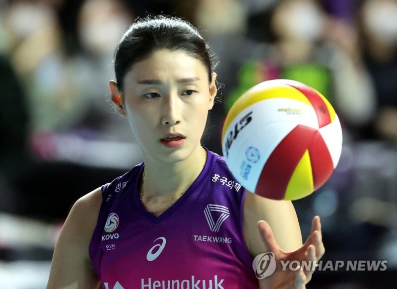 (인천=연합뉴스) 5일 인천 삼산월드체육관에서 열린 여자프로배구 흥국생명 핑크스파이더스와 GS칼텍스 KIXX 배구단의 경기. 3세트 흥국생명 김연경이 서브를 준비하고 있다.