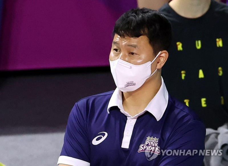 (인천=연합뉴스) 5일 인천 삼산월드체육관에서 열린 여자프로배구 흥국생명 핑크스파이더스와 GS칼텍스 KIXX 배구단의 경기. 1세트 흥국생명 감독 대행으로 나선 이영수 수석코치가 경기를 지켜보고 있다.