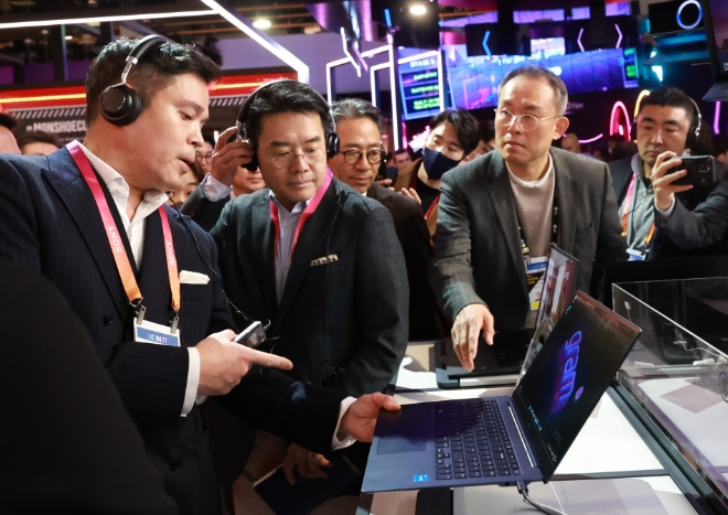 신세계 정용진 부회장이 세계 최대 가전·IT(정보기술) 박람회 CES 2023 개막일인 5일(현지시간) 미국 네바다주 라스베이거스 컨벤션 센터 중앙홀 LG전자 전시관을 찾아 그램 노트북을 들어보고 있다. / 연합뉴스