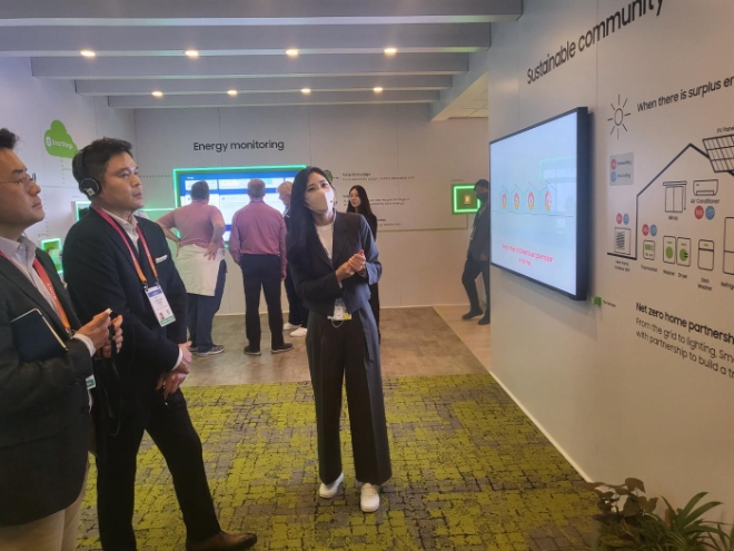 삼성 CES 2023 전시관 둘러보는 정용진 부회장 / 연합뉴스