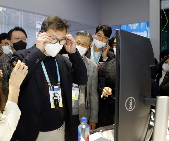 SK바이오팜 웨어러블 디바이스 스마트 글래스를 써보는 최재원 SK 수석부회장. / 연합뉴스