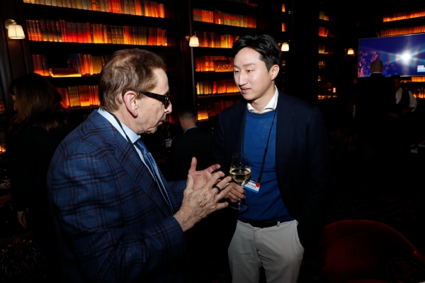 HD현대 정기선 사장(우)과 미국의 기상예보 서비스 기업 아큐웨더 조엘 마이어스 창업자&CEO(좌)가 포춘 브레인스톰 테크 디너에서 대화를 나누고 있다. / 사진 제공 : HD현대