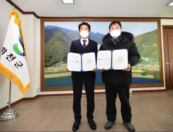 쌍용자동차가 겨울축제 2023 얼음나라 화천 산천어 축제에 소형 SUV 티볼리를 경품차량으로 제공하는 등 후원하고 축제를 주최하는 재단법인 나라, 화천군과 2023 얼음나라 화천 산천어 축제의 후원과 원활한 관련 업무 진행을 위한 협력적 파트너십을 약속했다고 6일 밝혔다.사진은 추한빈 쌍용자동차 경기/강원지역본부장(사진 왼쪽)과 최문순 화천군수가 2023 얼음나라화천 산천어 축제의 후원과 원활한 업무 진행을 위한 협력적 파트너십을 약속하는 협약식을 체결하고 기념촬영하고 있다.