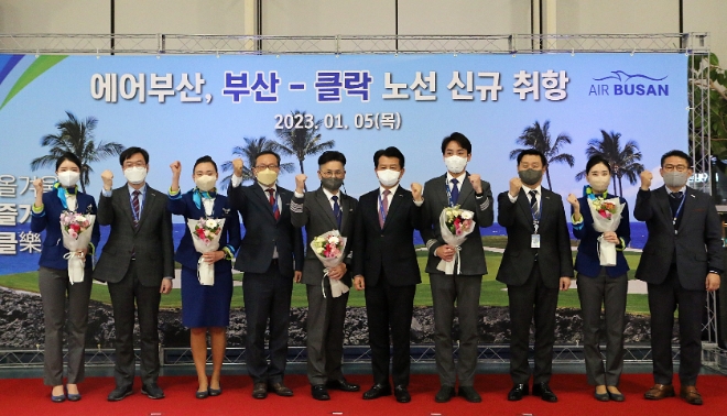 에어부산은 5일 오후 8시 30분 김해국제공항 국제선 청사에서 안병석 대표와 임직원들이 참여한 가운데 부산-클락 노선 취항식을 가졌다고 6일 밝혔다. 사진은 지난 5일 에어부산 안병석(왼쪽에서 여섯번째) 대표이사와 임직원들이 부산-클락 노선 신규 취항 기념 촬영을 하고 있는 모습. (사진 = 에어부산 제공)
