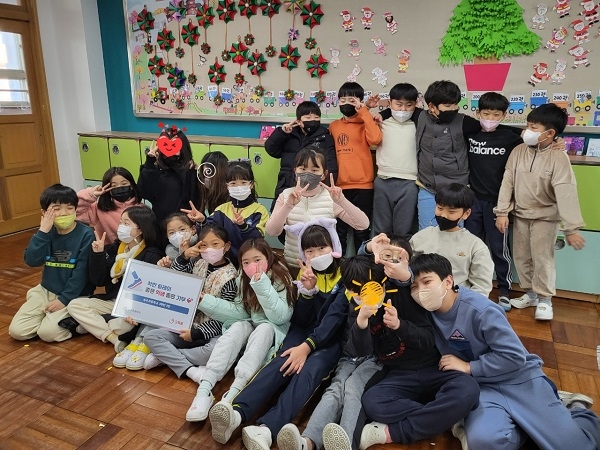 사진 : 국제구호개발NGO 굿피플은 기후환경 캠페인에 동참한 송수초등학교 3학년 3반 학생들에게 ‘좋은 학생, 좋은 기부’ 현판을 전달했다. / 굿피플 제공