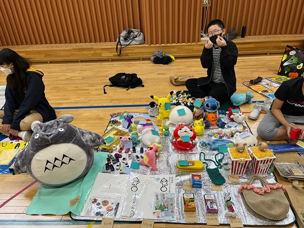 수원 신영초등학교 5학년 학생들 벼룩시장 / 사진 제공 : 헬프애니멀