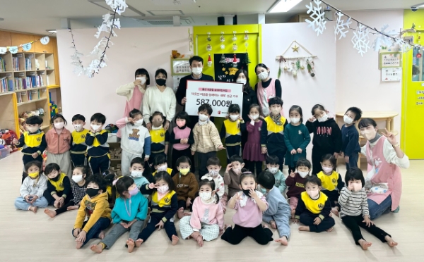 세이브더칠드런 동부지역본부는 6일 울산 송대어린이집에서 ‘새해맞이, 송대어린이집의 따듯한 마음을 함께하는 새해’ 후원금 전달식을 가졌다. / 사진 제공 : 세이브더칠드런