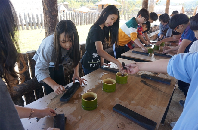 아이들이 선사체험장 ‘돌도끼 만들기 프로그램’에 참여하는 모습 (사진제공 = 화순군)
