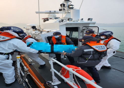 목포해경이 6일 영광군 안마도에서 발생한 거동불가 환자를 이송하고 있다 (사진제공 = 목포해양경찰서)