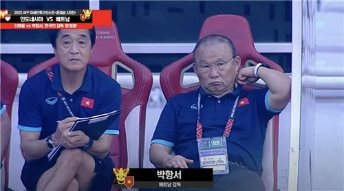 베트남 박항서 감독(오른쪽)과 이영진 코치[SBS 스포츠 중계 화면 캡처]