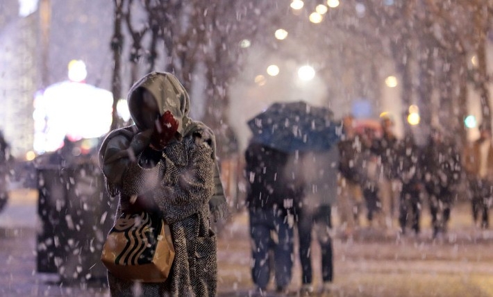 일 년 중 가장 춥다는 소한인 지난 6일 오후 서울 중구 서울광장 일대에 눈이 내리고 있다.