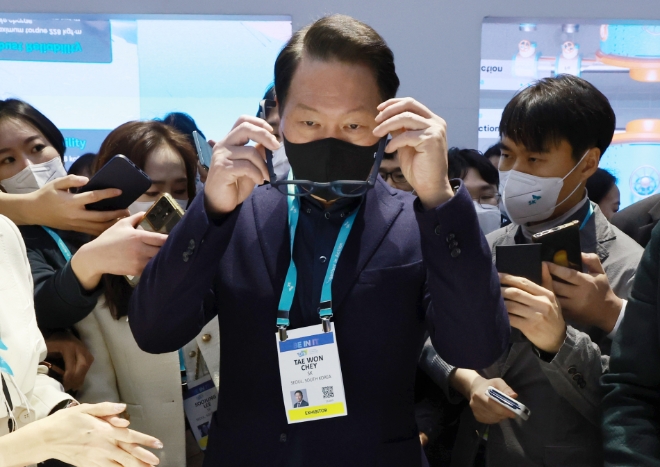 최태원 SK 그룹 회장이 세계 최대 가전·IT(정보기술) 박람회 'CES 2023' 이틀째인 6일(현지시간) 미국 네바다주 라스베이거스 컨벤션센터(LVCC) 중앙홀의 SK 전시관을 찾아 SK바이오팜이 개발한 뇌전증 발작을 예측 감지하는 디지털 헬스기기 제로 글래스를 착용해 보고 있다. /연합뉴스