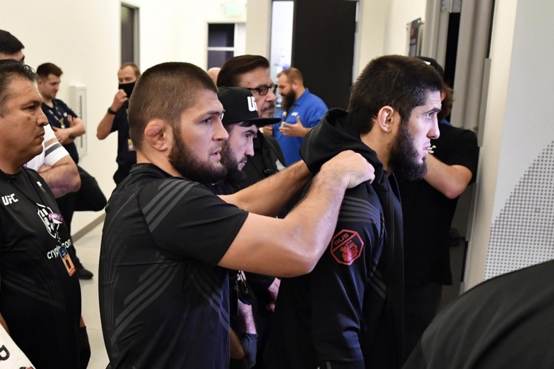 마카체프의 어깨를 풀어주고 있는 코치 하빕. 그는 이제 그 마저도 그만둔다고 했다.(사진=UFC)