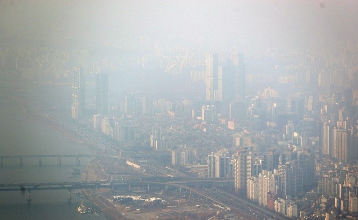 수도권 전역에 미세먼지 예비저감조치가 시행된 6일 오후 서울 시내가 뿌옇다.