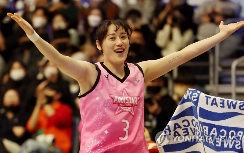 (인천=연합뉴스) 8일 인천 도원체육관에서 열린 여자프로농구 올스타전. 경기 1쿼터가 끝나고 열린 3점 슛 콘테스트 결승에서 핑크스타팀 강이슬이 디펜딩 챔피언에 오른 뒤 기뻐하고 있다.