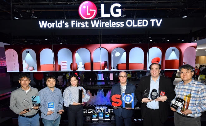 세계 최초로 4K·120Hz 무선 전송 솔루션을 탑재한 'LG 시그니처 올레드 M'이 CES 2023의 공식 어워드에서 최고 제품으로 선정됐다. 또 LG전자의 다양한 혁신 제품들이 CES 2023에서 총 166개의 어워드를 받으며 뛰어난 기술력을 인정받았다. (사진 = LG전자 제공)