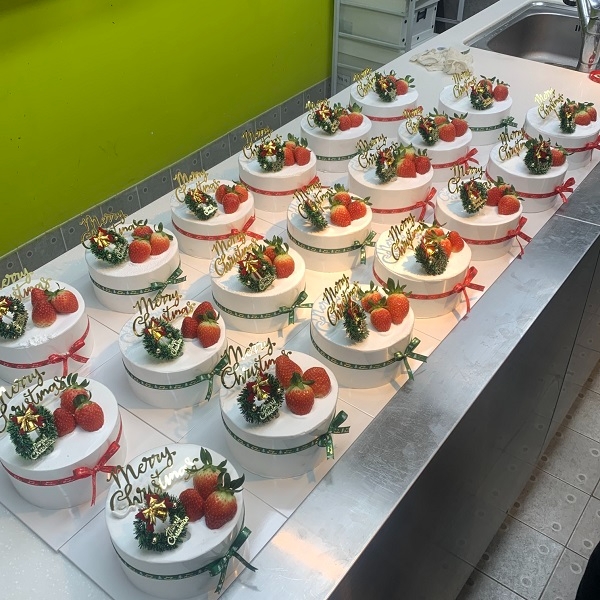 사진=서울문화예술대 조리학과 재학생과 성북동 행복플러스 복지관 장애인들이 같이 만든 케이크