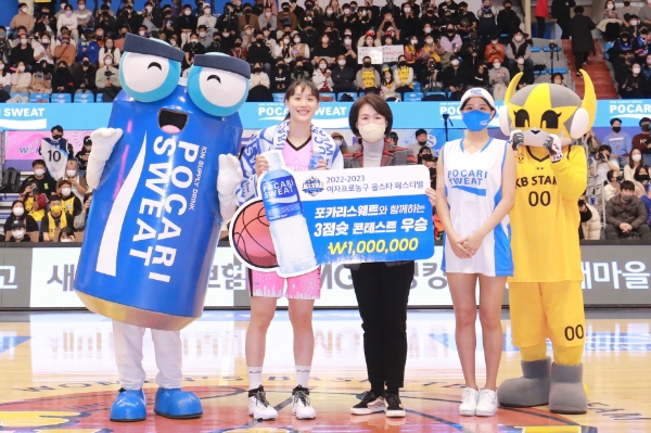 1. 3점슛 콘테스트 우승자인 강이슬(KB 스타즈) 선수(좌)와 동아오츠카 이진숙 상무(우)가 기념촬영을 하고 있다. / 사진 제공 : 동아오츠카